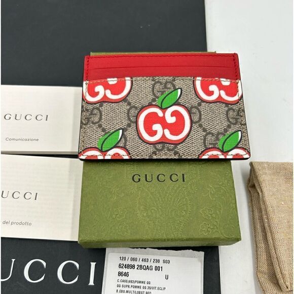 SOLD!!   Women’s Gucci, GG supreme monogram, Apple print card case made in Italy - Picture 1 of 9